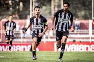 Jogadores do Vozao comemoram um dos gols contra o Trindade-GO