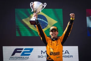 GABRIEL BORTOLETO ERGUENDO TROFÉU APÓS VITÓRIA NO GRANDE PRÊMIO DA ITÁLIA DE 2024, PELA FÓRMULA 2Link para matéria: https://www.nexojornal.com.br/expresso/2024/11/07/formula-1-piloto-novo-brasileiro-gabriel-bortoleto-sauber