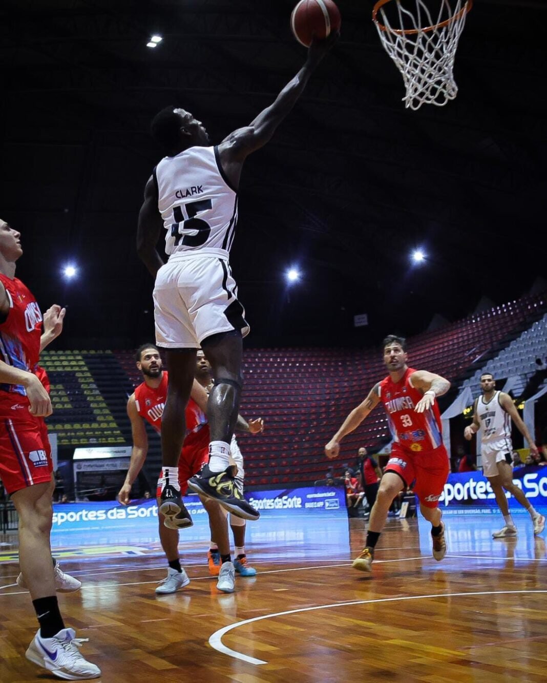 Elyjah Cyres Clark pontuando contra o Quimsa