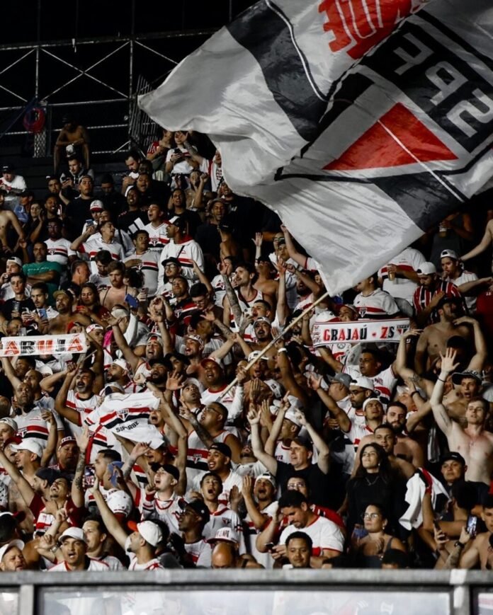 Torcida tricolor empurra o São Paulo rumo à vitória