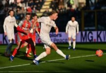 Napoli vence a Cremonese fora de casa e encosta na liderança do Campeonato Italiano