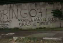 Torcedores picham muros do CT do Botafogo com cobrança a Textor