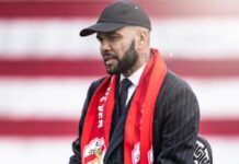 Aos 42 anos, Daniel Alves pode voltar a jogar para livrar time de rebaixamento