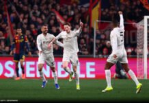 Napoli marca no último minuto, vence o Genoa e segue na briga pela liderança do Campeonato Italiano