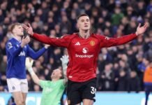 Manchester United vence o Everton e se mantém no G-4 do Campeonato Inglês