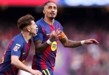 Com hat-trick de Raphinha, Barcelona goleia o Sevilla e mantém vantagem na liderança do Campeonato Espanhol