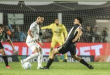 Santos vence o Atlético-MG e se afasta da zona de rebaixamento do Brasileirão