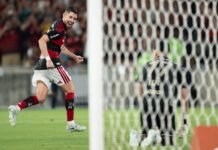 Flamengo vence o Santos de virada e volta ao G-4 do Brasileirão