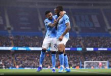 Manchester City poupa titulares, vence Crystal Palace e segue vivo na briga pelo título inglês