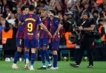Raphinha marca duas vezes, Barcelona vence Real Betis na despedida de Lewandowski