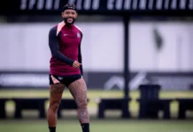 Depay faz ajustes em acordo com o Corinthians, mas insiste em três anos de contrato