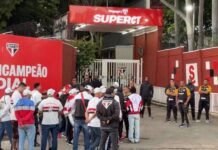 Torcida do São Paulo vai até o CT para se reunir com diretoria e elenco