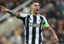 Bruno Guimarães se representa ao Newcastle em meio a negociação com o Arsenal