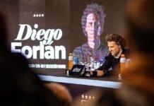 Diego Forlán é apresentado pela seleção do Uruguai e cogita convocação de Suárez