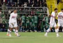 São Paulo perde para a lanterna Chapecoense e aumenta a crise no Brasileirão