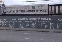 Torcedores picham o muro do CT do Santos após derrota para o Palmeiras