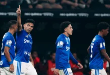 Cruzeiro vence o Corinthians em jogo agitado e se aproxima do G-4 no Brasileirão
