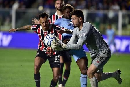 jogadores-de-sao-paulo-e-bolivar-disputam-bola-em-jogo-de-ida-das-oitavas-da-copa-sul-americana-1786500888604_v2_450x1