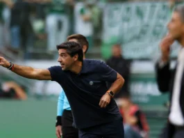 STJD denuncia técnico Abel Ferreira, do Palmeiras, por chute no microfone