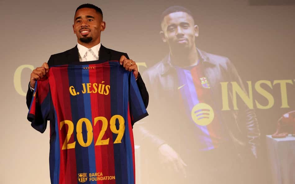 Gabriel-Jesus-e-apresentado-como-novo-jogador-do-Barcelona-e-posa-com-camisa-do-clube-catalao-scaled-aspect-ratio-512-320